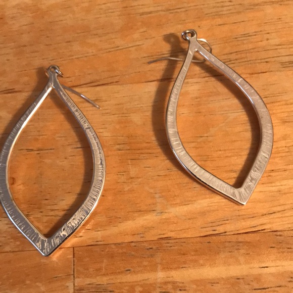 Silver tone dangle earrings, oval shape, lot Shirley - Picture 7 of 7